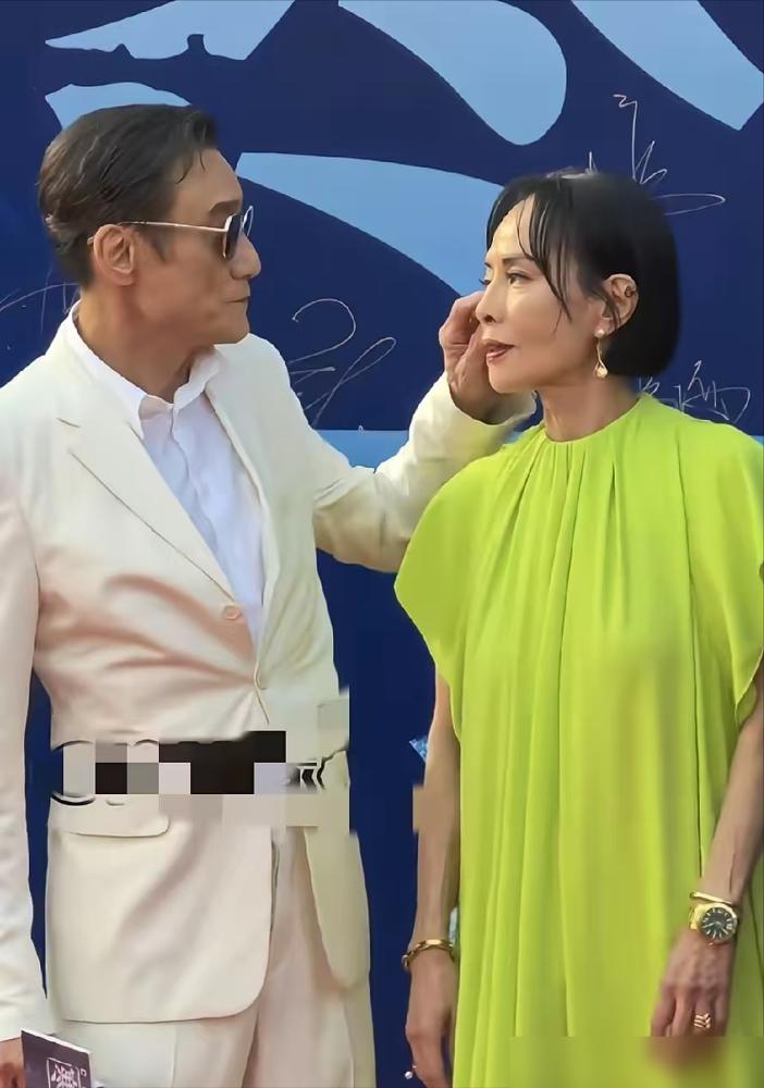 周润发老婆瘦到脱相，脸颊凹陷，梁家辉却在红毯上亲手为她撩头发。你以为她状态不
