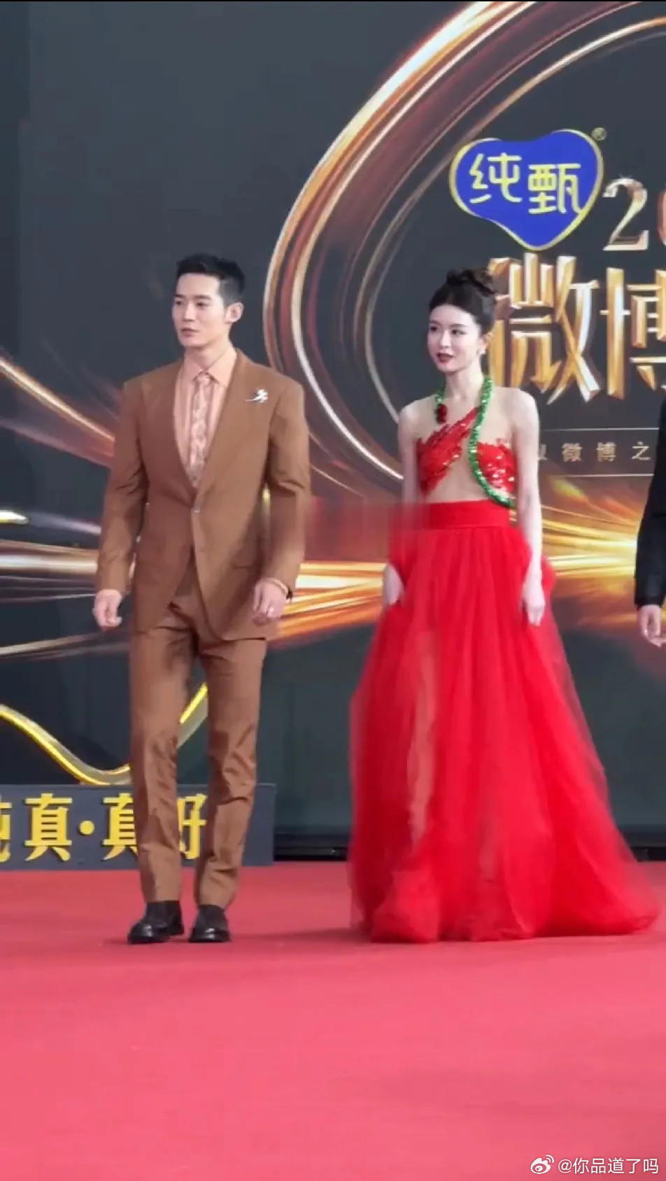 文咏珊这次的穿搭引发了不少讨论，她身上的红色纱裙风格比较鲜明，有人觉得像二人转的