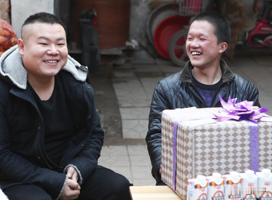 岳云鹏出名后，一个同学打电话问他借钱：“我妈住院了，能不能先借我5000