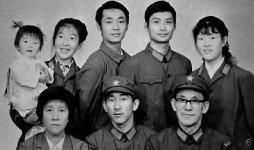 这是刘斌司令员出征前一家人留下了这张珍贵的合影！（前排右起：刘斌、小儿子刘明、