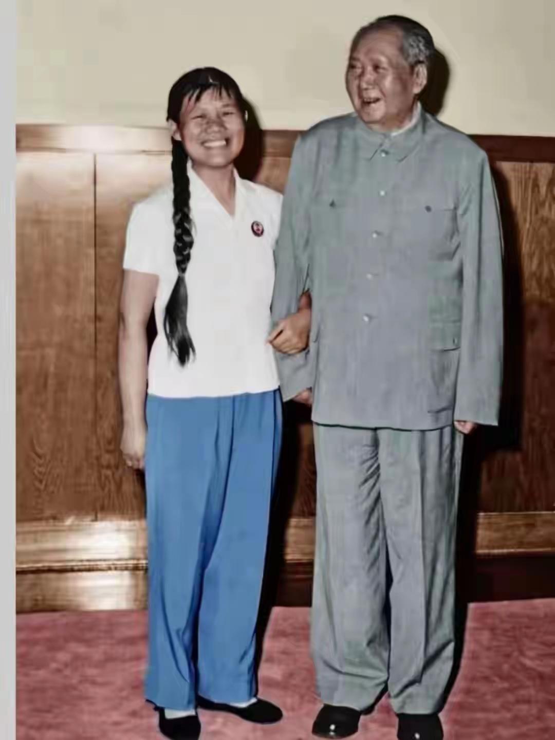 1970年6月，一张看似普通的合影，却藏着无数人羡慕不来的“顶级待遇”。照片里这