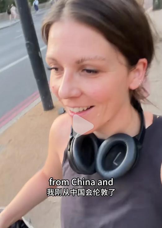 笑不活了！一名英国女子在成都旅游时，实在扛不住当地的高温天气，当即买了机票飞回英