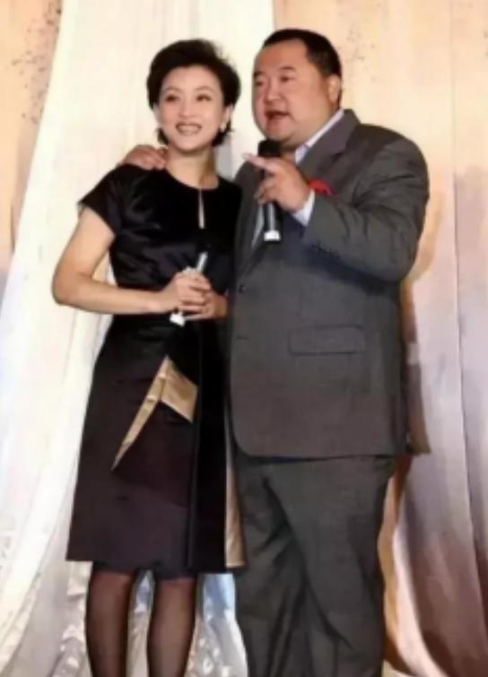 1994年，26岁的杨澜非要和银行上班的丈夫张一兵离婚，转身嫁给了体重200斤，