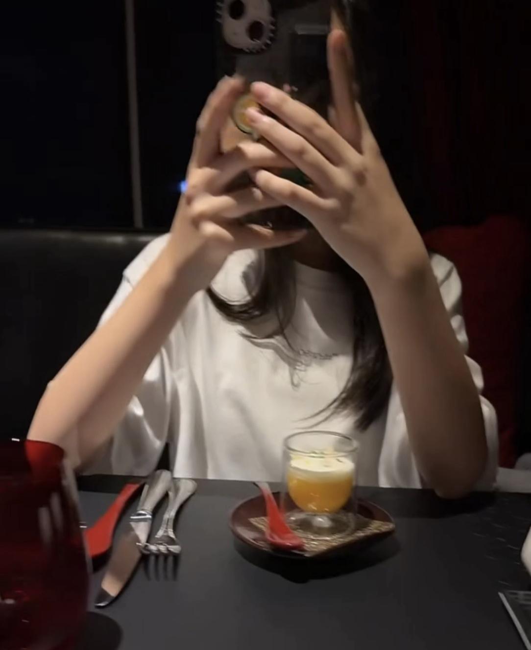 汪小菲曝光女儿玥玥照片，玥玥巧妙的用手机遮挡了脸部，只留下一双纤纤细手引人注目。