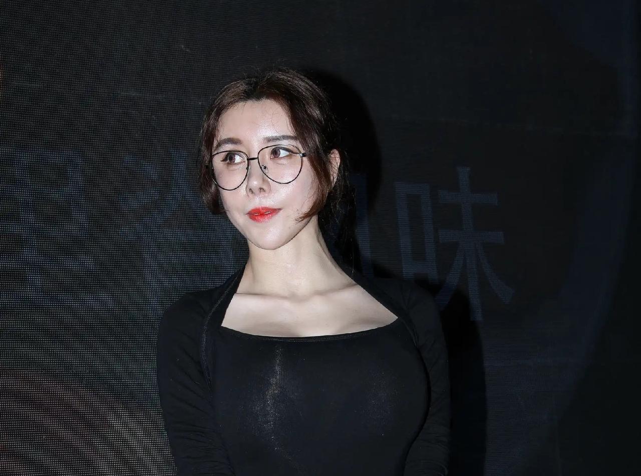 身材是真的好。曲线匀称舒展，体态自然大方。无需刻意紧身的服饰修饰，举手投足