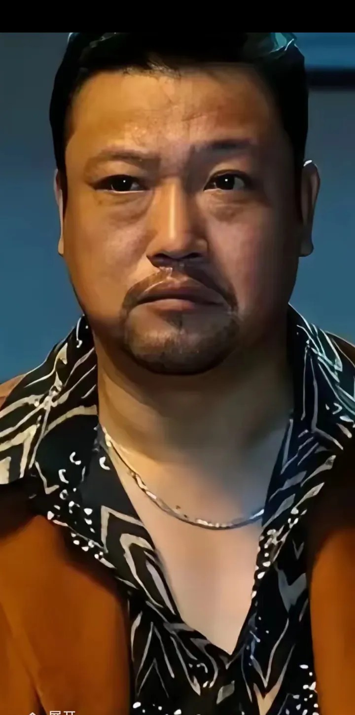 贾冰确实瘦了，目测体重至少降了四十斤。这形象变不了形男，只能沦为沧桑老头。这是