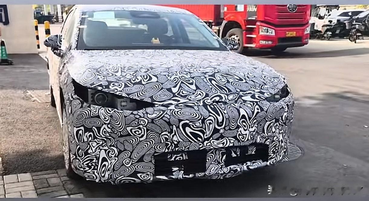 风云A9测试车终于装上尾灯了，此次还拍到了内饰，与概念车E05几乎毫无二致。新