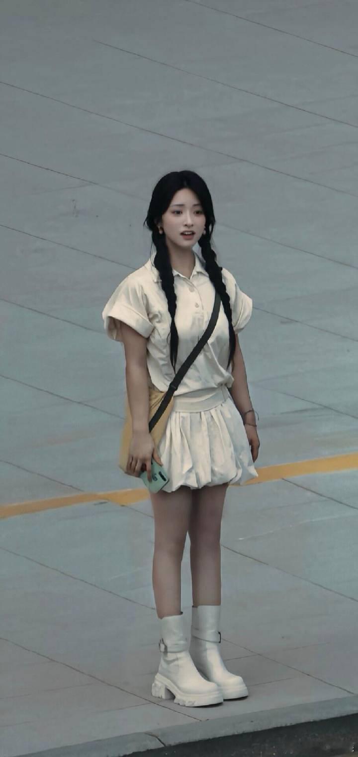 一张沈月近期生图感觉瘦了好多​好像个小手办​​​