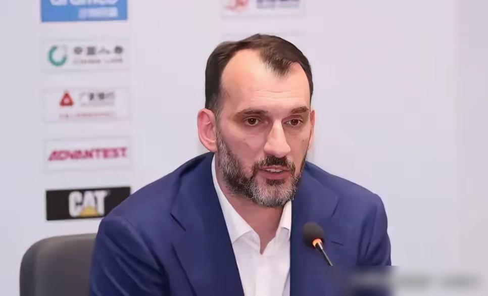 杜锋前脚进医院，广东队落后15分的大坑，竟被一个名不见经传的洋助教给填平了。