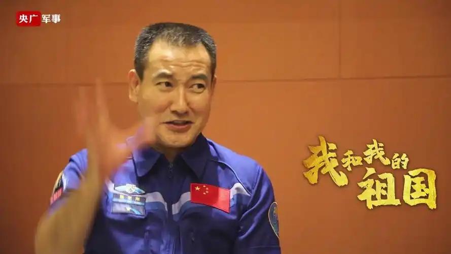 中国宇航员翟志曾经刚返回地球后，表示真的看到地球像气球一样悬浮在太空！地球就