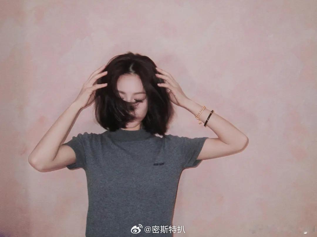 赵今麦的MiuMiu新图又来了美到谁了，一出现就是高质量营业🤣