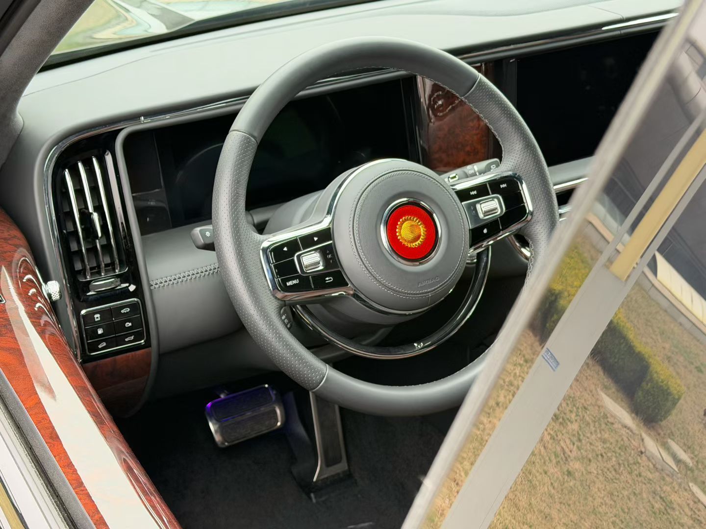 同事说搞来个孤品我说赶紧发来看看我尼玛这100多万的红旗...