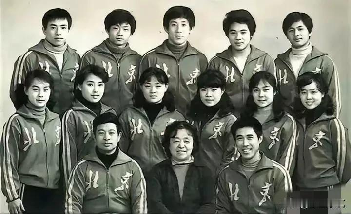 据说，这照片中有李连杰和黄秋燕，我瞅了好久也没认出来。[捂脸哭]