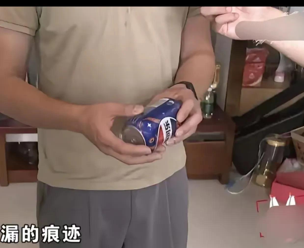 杭州梁先生四月购入一箱45元的可乐，饮用二十余罐后，发现其中一罐空空如也。