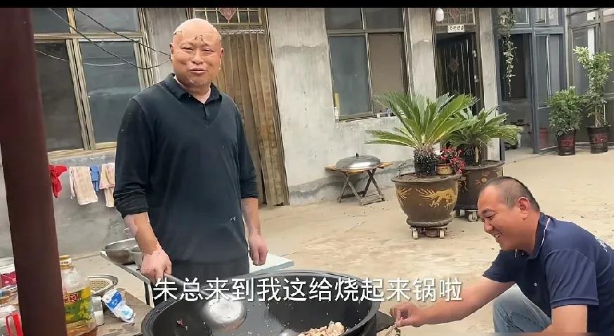 这朱总挺会整活儿啊，鹏妈家装修全程露脸指挥，转头又给大嫂家开工，镜头里烧锅颠勺比