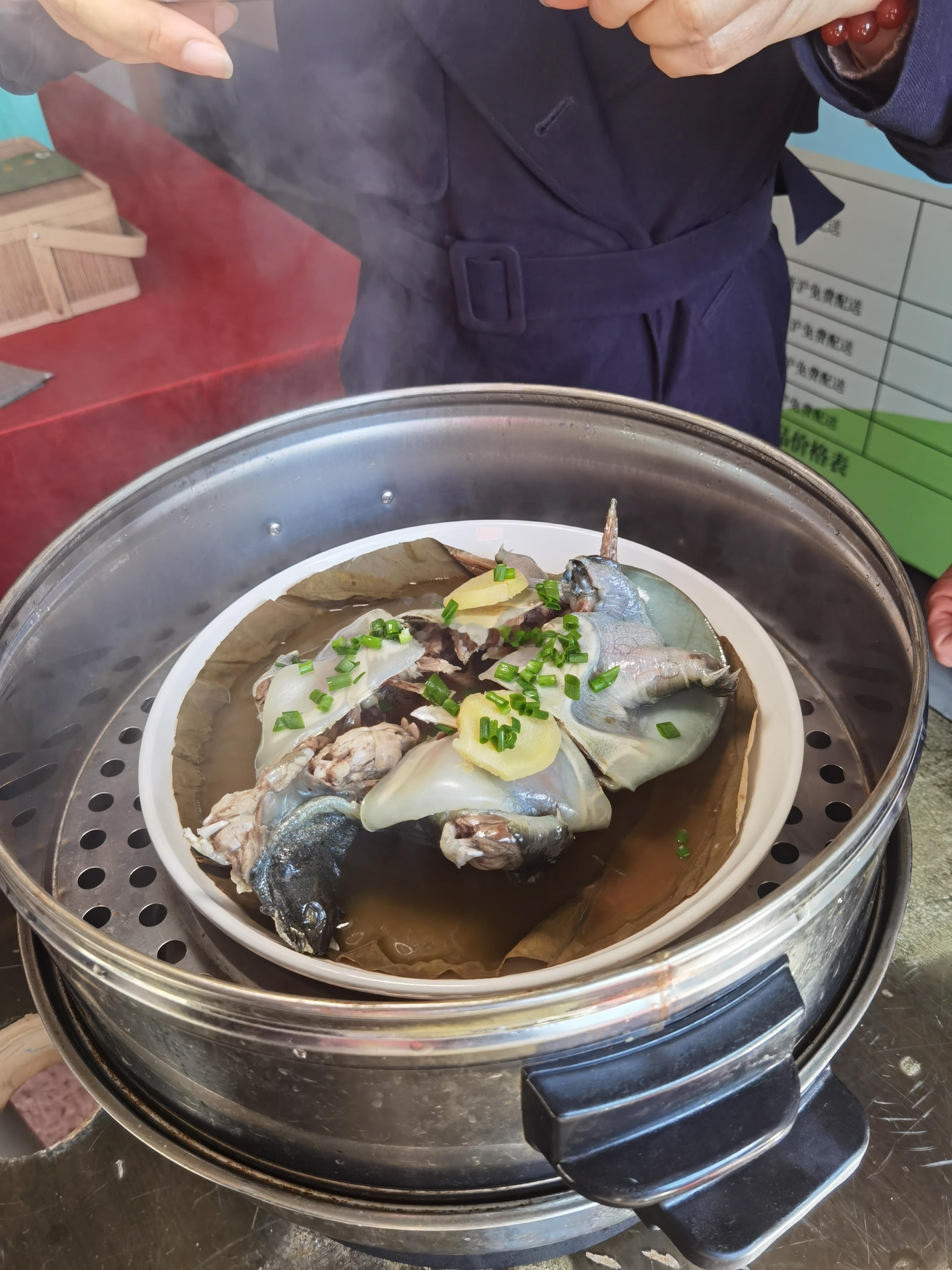 中国甲鱼界的顶流之一——“鉴湖养生甲鱼”。由位于绍兴富盛镇乌石村的渔父农庄出品。