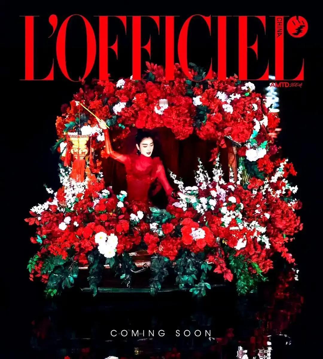 李云霄刚拿下白玉兰戏剧奖，转身就登上新加坡版Vogue封面。照片里她穿着改良