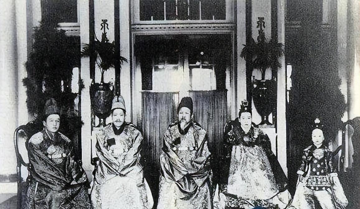 1884年，袁世凯平定朝鲜变乱，住进了朝鲜王宫，做了近12年的“太上皇”。闵妃就