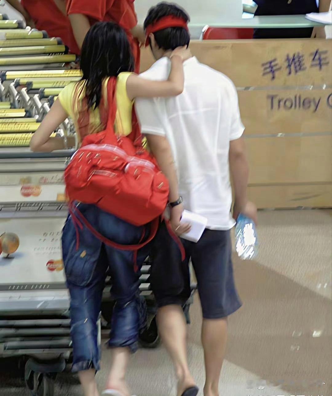 200‎‌5年‌，王菲和李⁠‎亚鹏刚‍‍结束蜜月旅行‎‎，在机‎场‍‎被﻿‏拍到