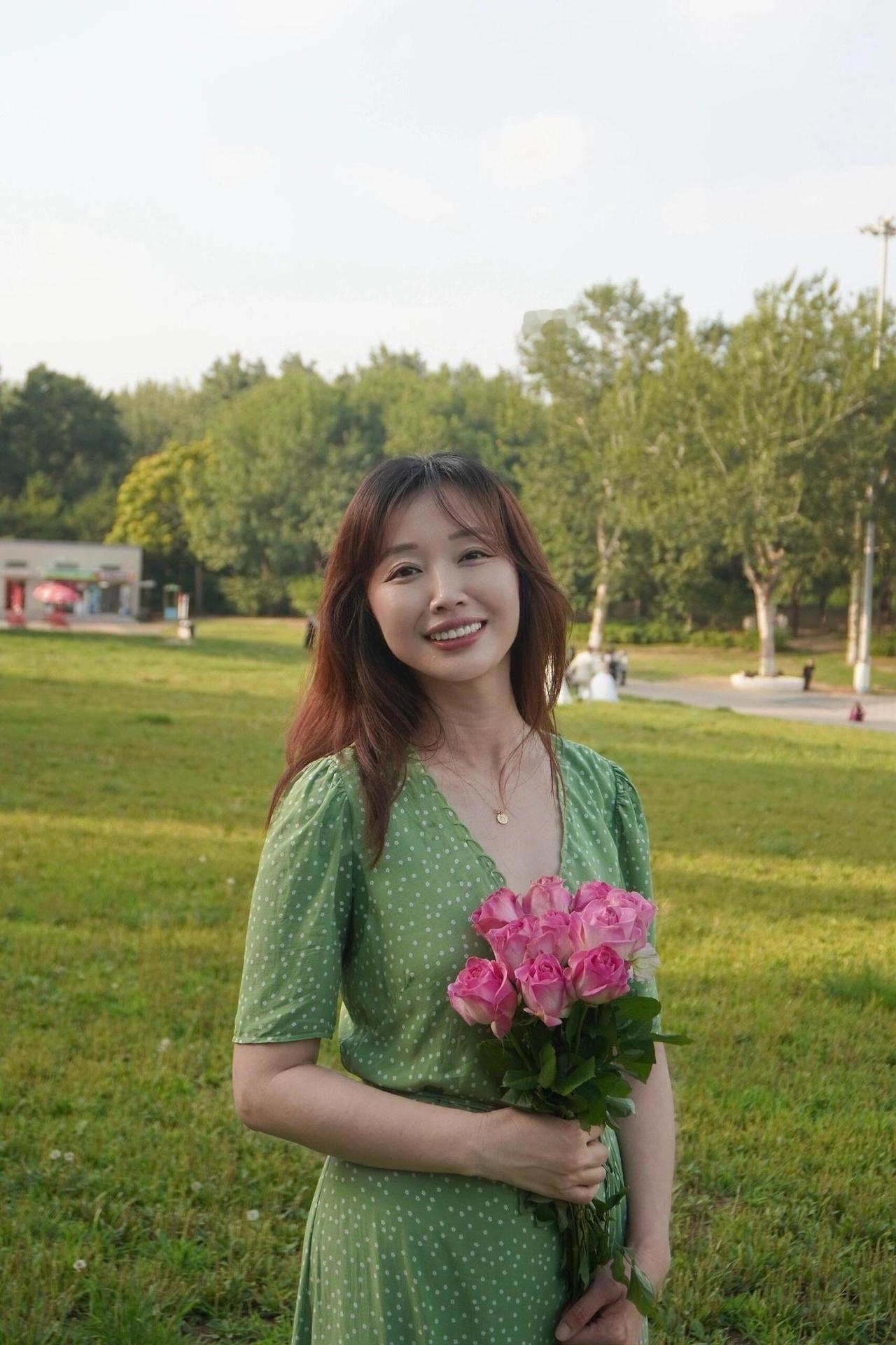 绿衣美人笑，粉花映日红。