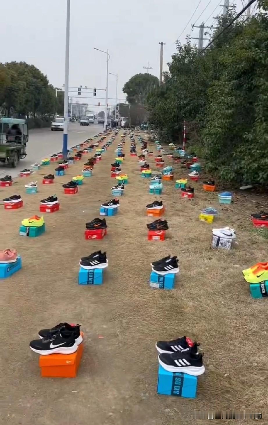 这种摆摊方式还是第一次见，我还以为套圈的呢