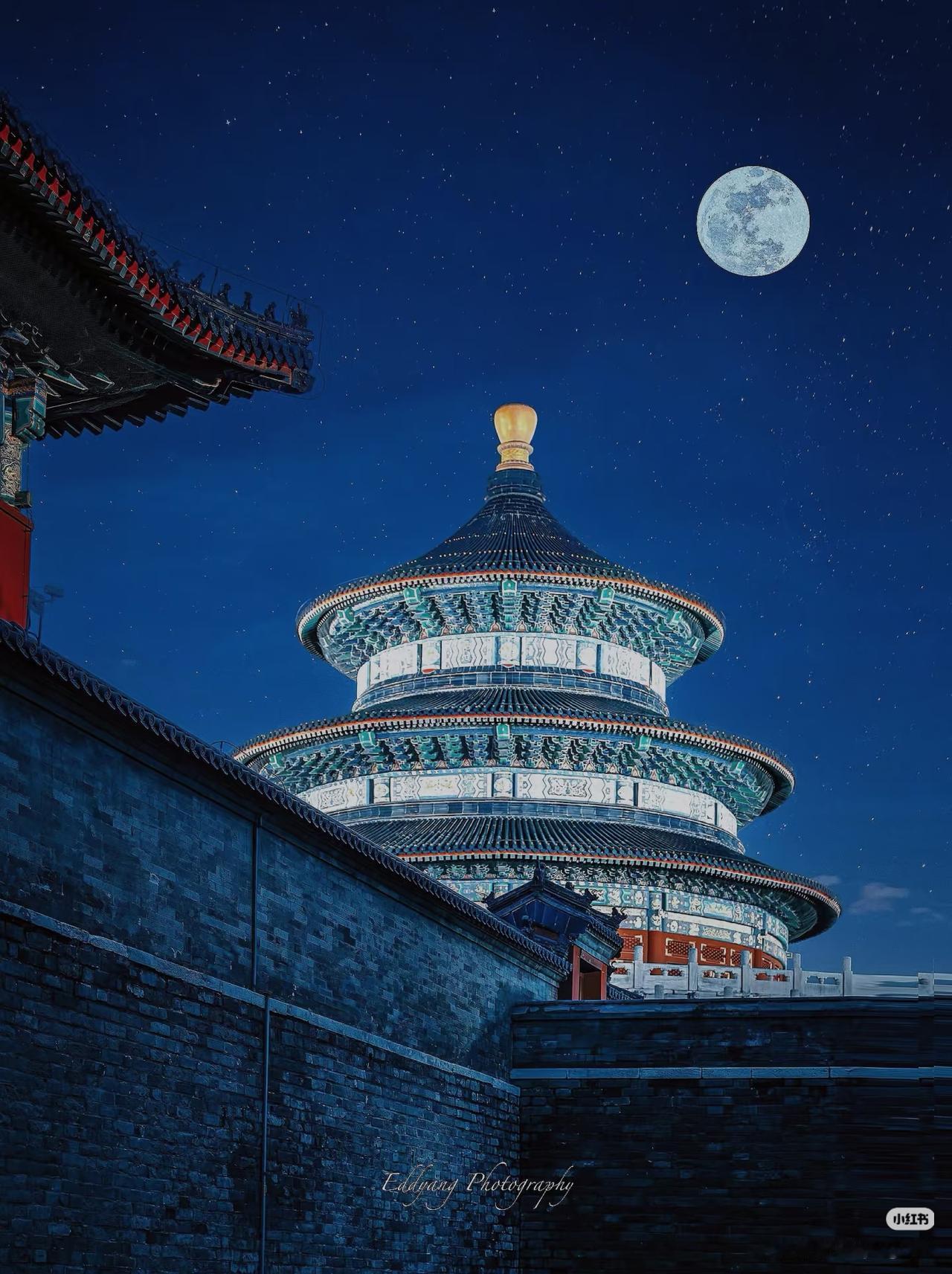 “天坛是中式美学的巅峰”蓝天下的琉璃瓦红墙金顶，在祈年殿按下的每一次快门，都