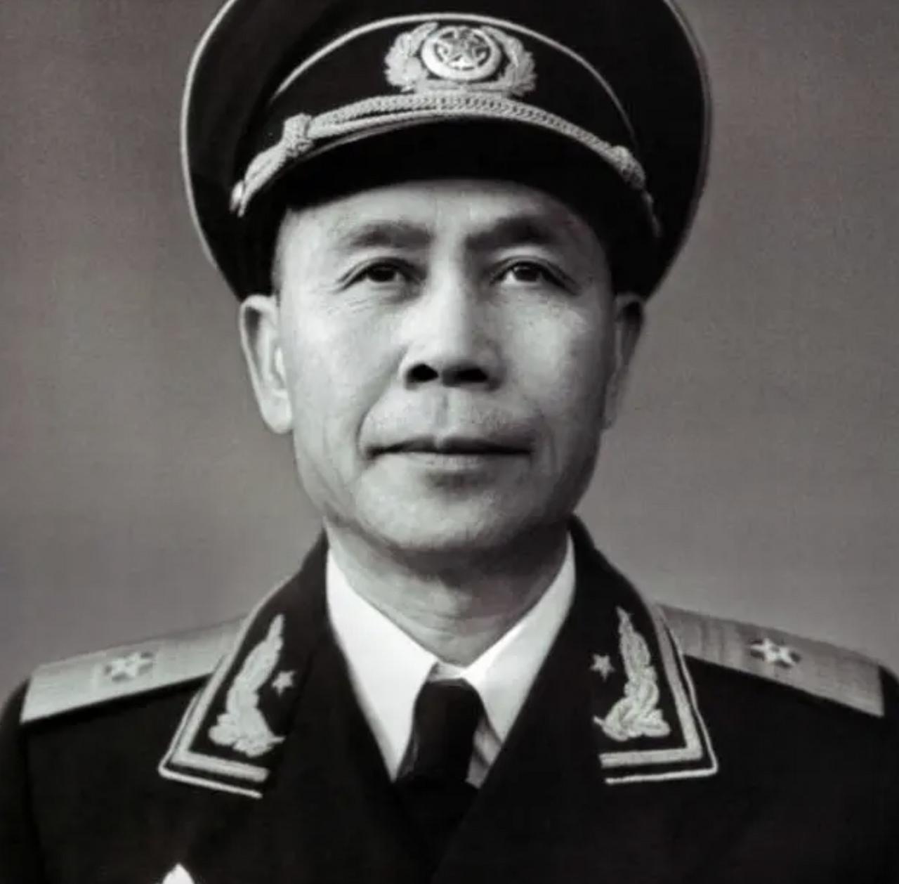 1959年，开国少将邓兆祥时任海军青岛基地副司令员，1949年率“重庆号”起义，