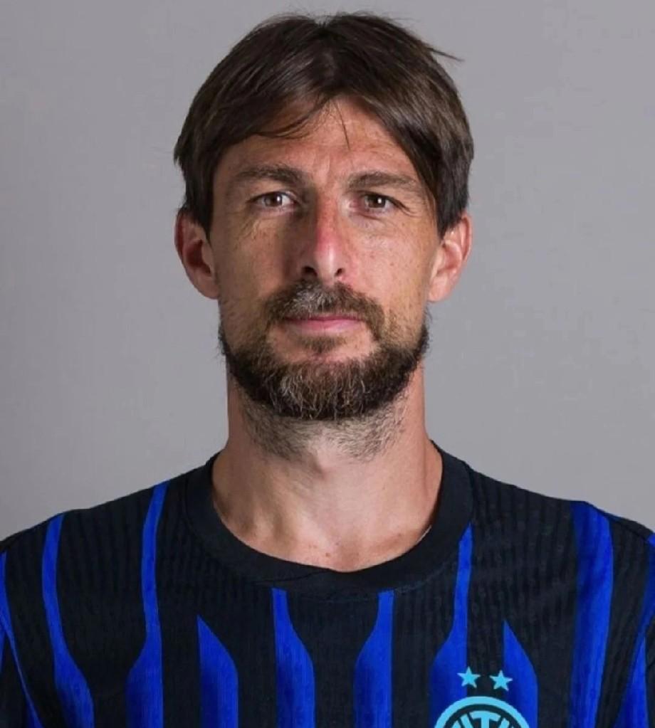 相互成就终成佳话！老将阿切尔比接受媒体采访谈到了国际米兰，表示当年我效力拉齐奥的