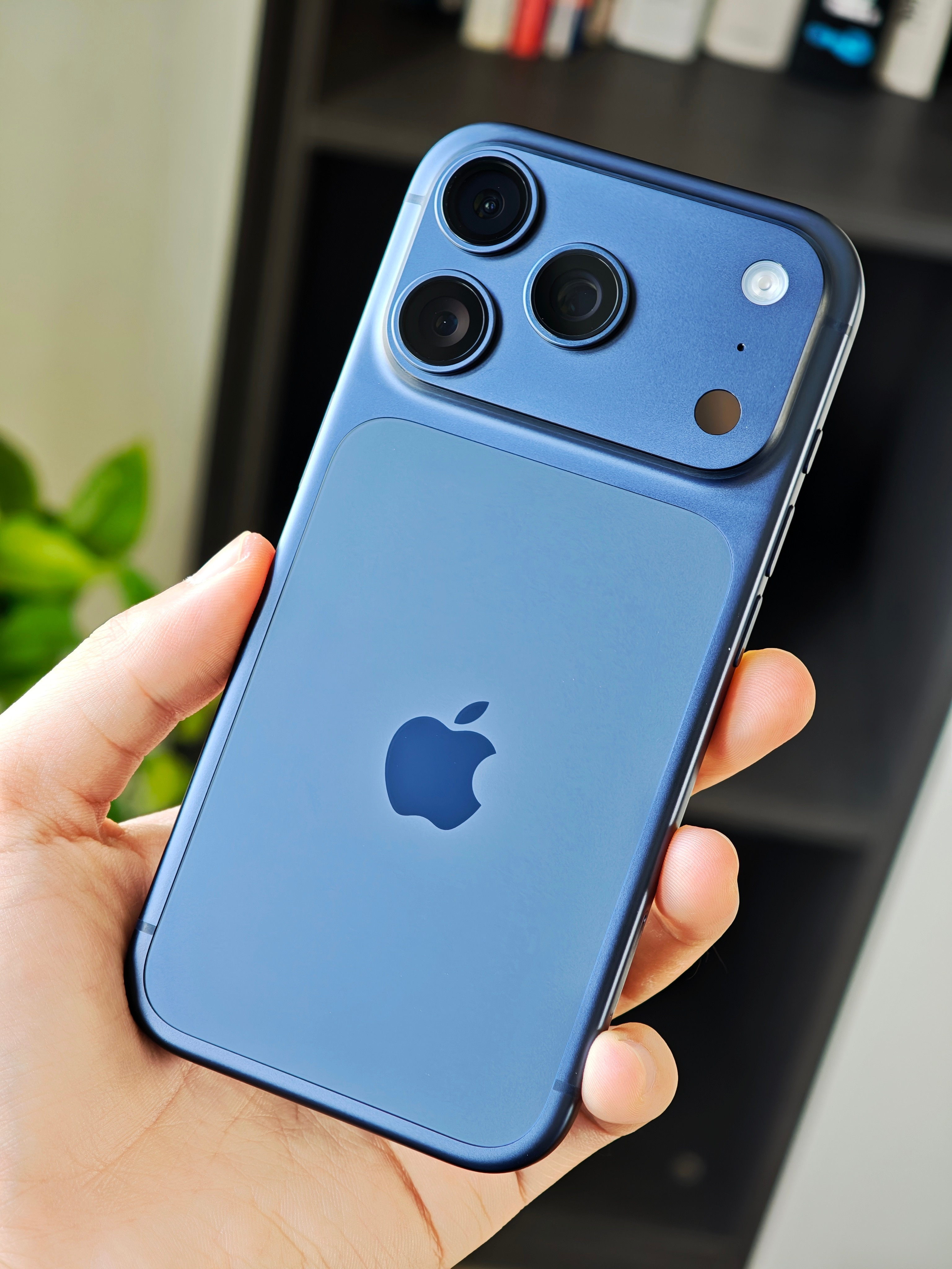 iPhone17Pro真机随手拍：蓝色比预期好看一点，但拼接色差还是挺明显的