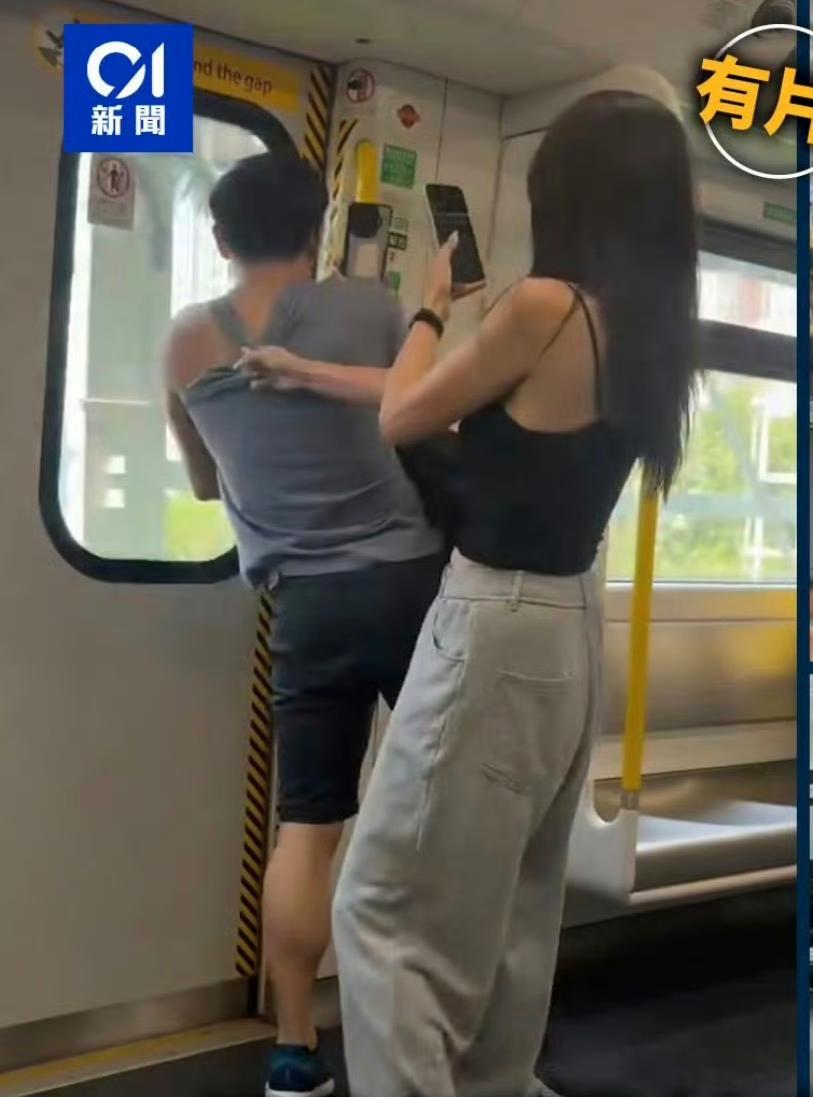 香港地铁上，一名48岁小仙女怀疑旁边的男子偷拍她，情绪激动，扯烂了男子的衣服。并