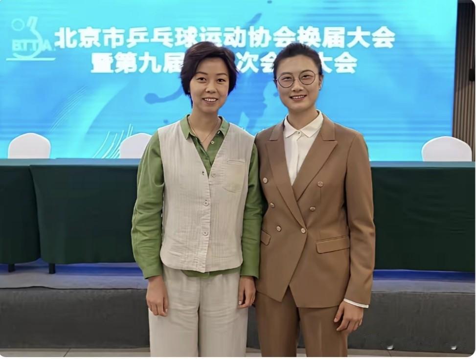 这张合影里，张怡宁和丁宁的状态反差特别有意思。张怡宁穿着休闲，看着还像当年那