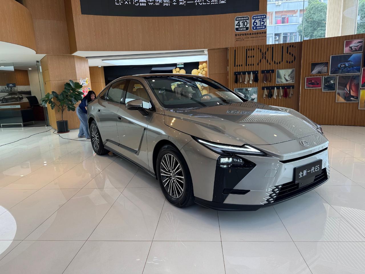 全新一代雷克萨斯ES教授今天去看了一眼，感觉这车整体造型还是有些现代的，对比之