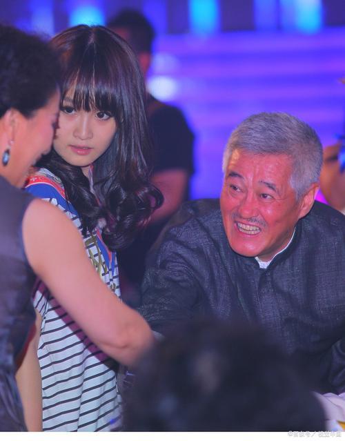 赵本山女儿球球直播回应父亲近况：69岁的赵本山身体硬朗，精神状态很好，已彻底退休