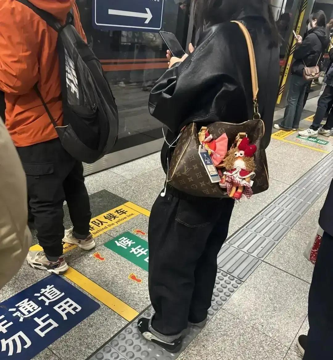 LV包挂3个挂件，二手价立跌30%刚在上海二手展看到一只九成新Speedy