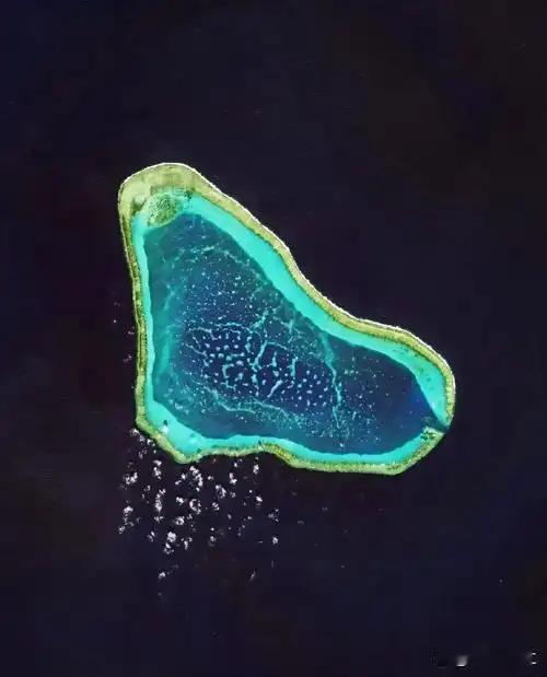 一夜之间，黄岩岛的规则彻底变了，过去总是菲律宾先挑事，中国再被动回应，可这一次，