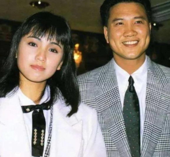 1996年，江华和邓萃雯因戏生情，一起回到酒店，做了有悖伦理的事。江华的太太听