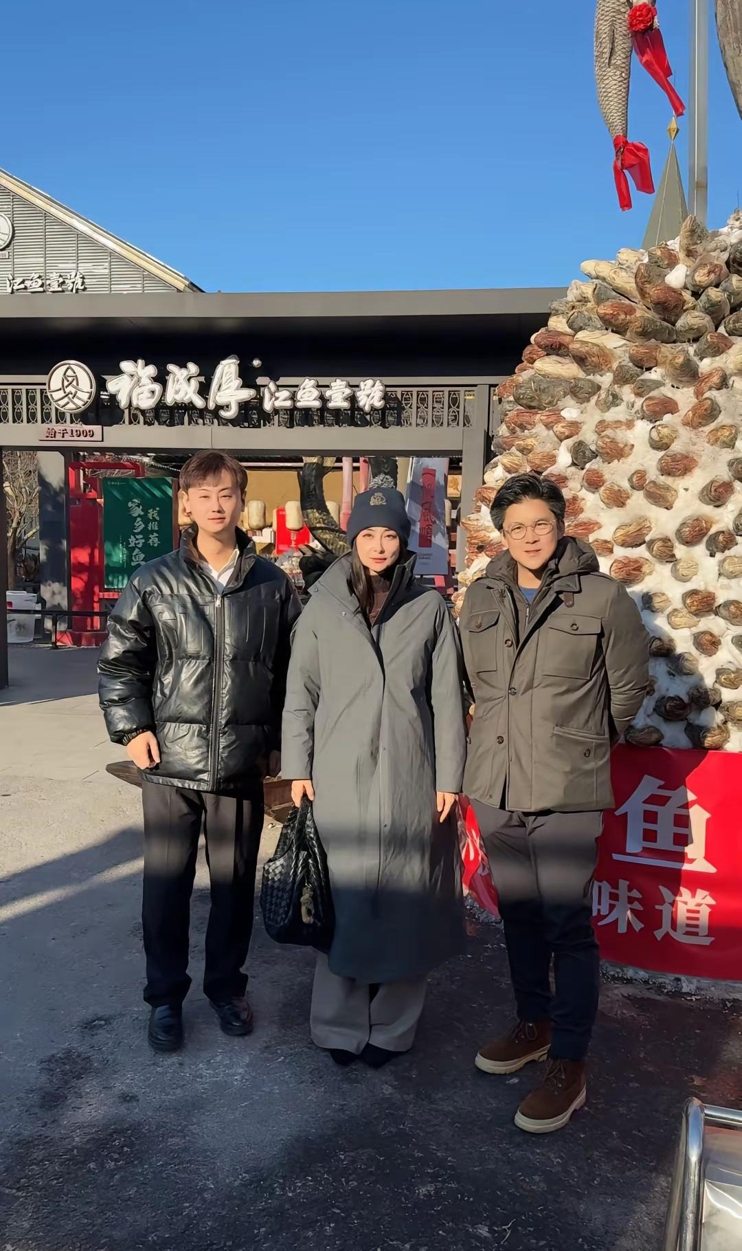 郭晶晶这次去哈尔滨参加活动，除了在正式场合着正装外，她也和老公去品尝了当地的美食