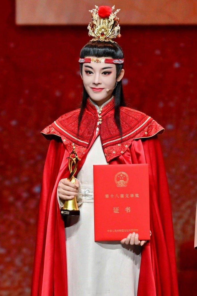 恭喜陈丽君！凭借越剧《我的大观园》斩获第十八届文华表演奖，这份荣誉实至名归，太厉