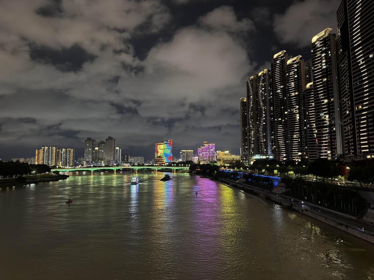 分享我回国后在中国的生活，我的越南女朋友特别羡慕我。羡慕我能在城市里生活，