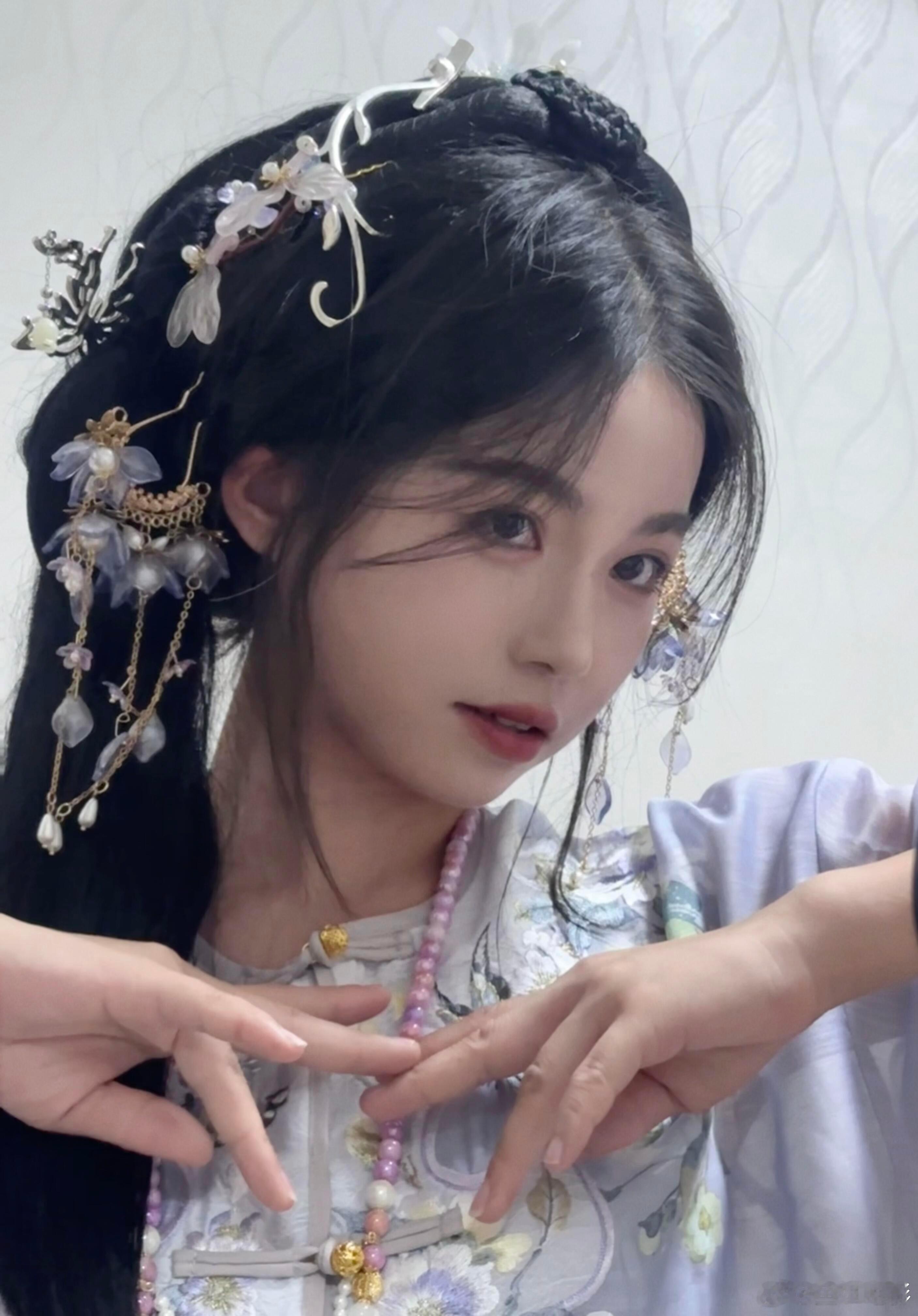 祝绪丹本人来了都得愣两秒感觉有点点像宋一汀的发型哈哈哈哈哈​​​