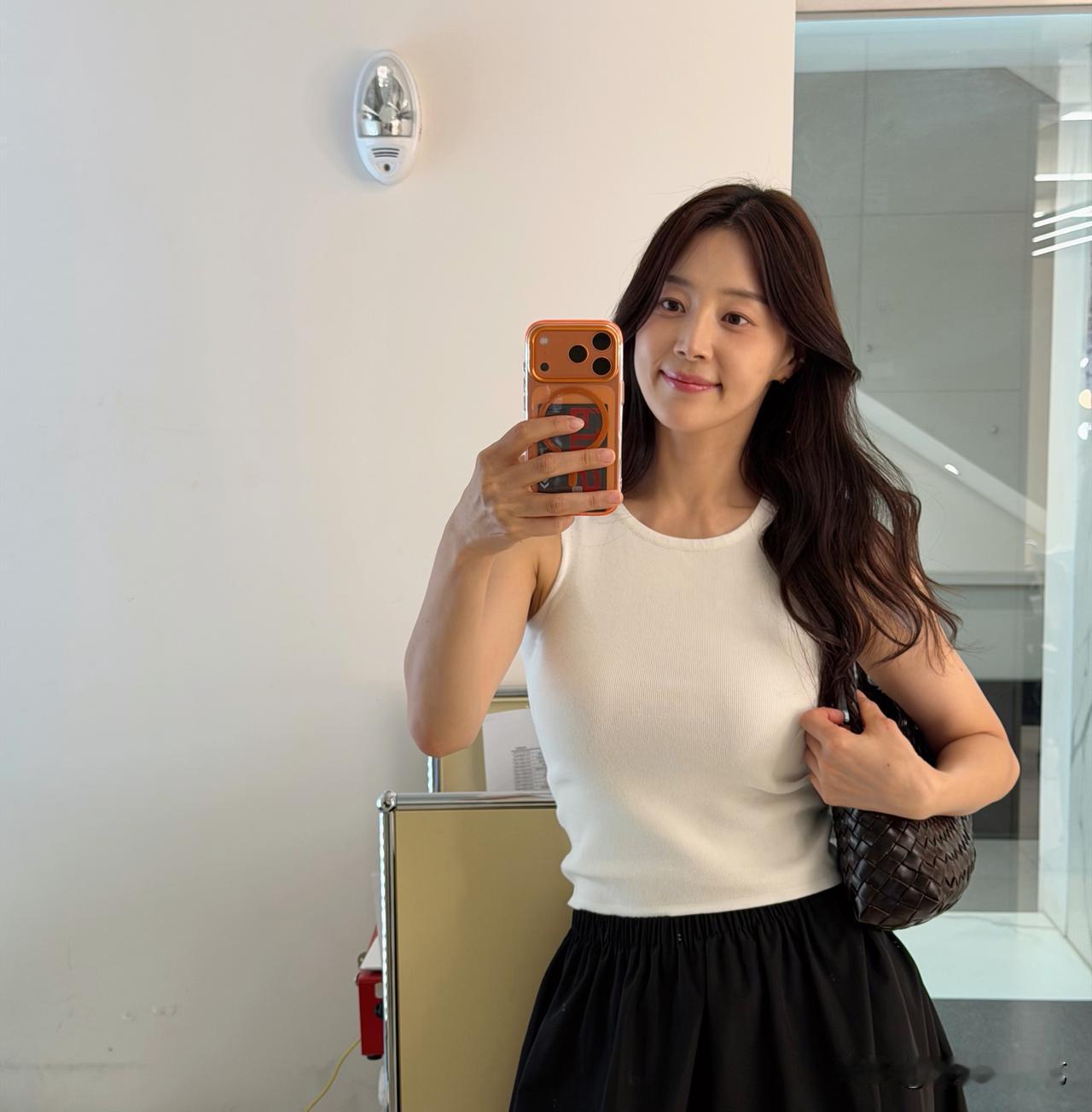 近日，演员韩智慧在Instagram上传了多张照片。照片中，韩智慧与朋友们一起庆