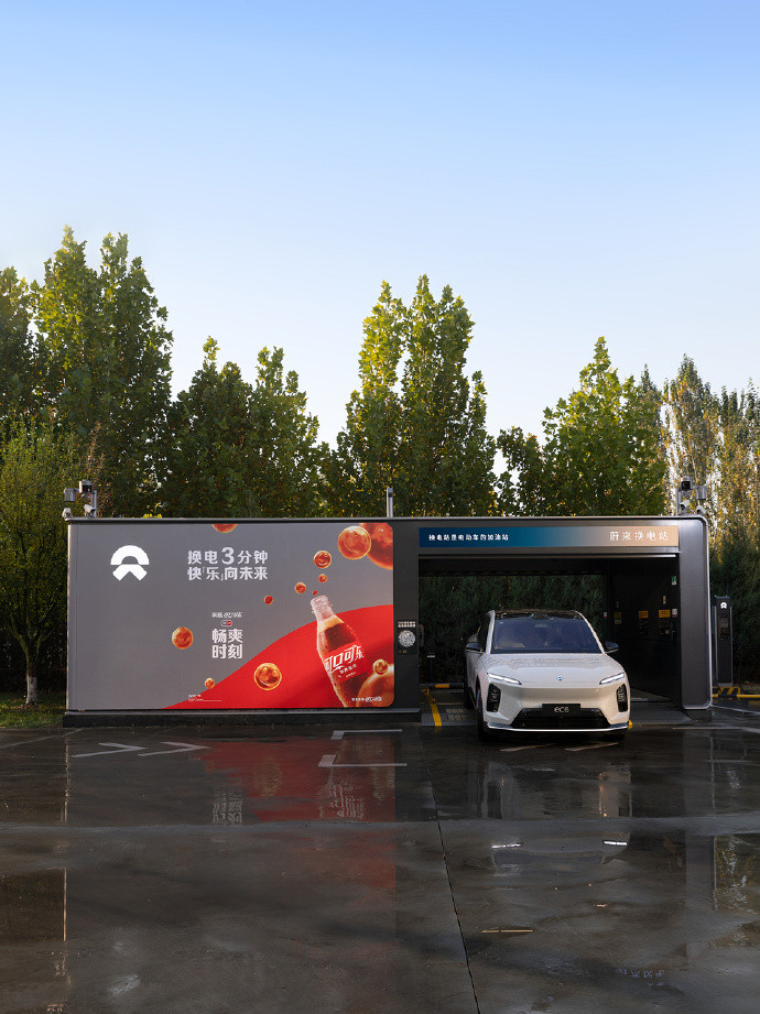 换电3分钟快乐向未来​蔚来换上可口可乐新皮肤，这换电站别人不说，还以为是卖可乐