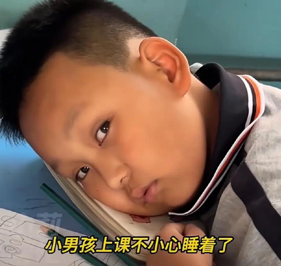 我有点被这孩子逗乐了，反应也太快了。宁夏一名小男孩在课堂上睡着，老师叫醒