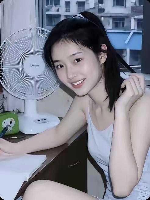 很清纯甜美的女大学生，一股书香气息。