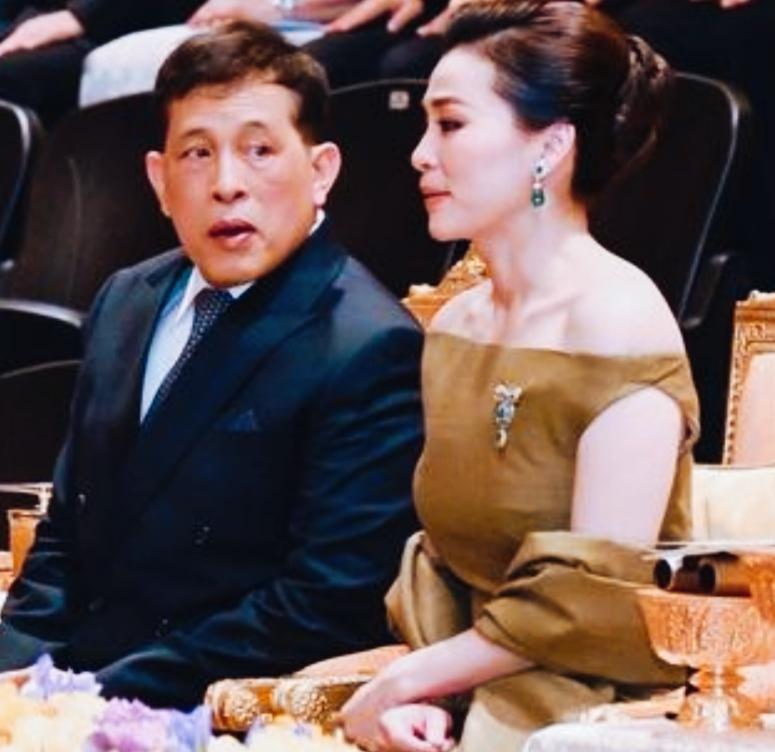 泰国国王深情的看向王后苏提达！泰国国王是不是也很欣赏王后苏提达独特的魅力！泰