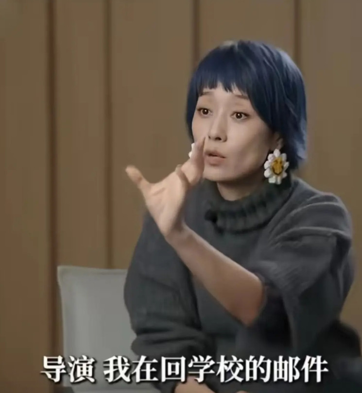 王家卫又拽又装，还看人下菜碟，但遇到跟他硬刚的人立马没脾气。金靖这种小咖墨镜是