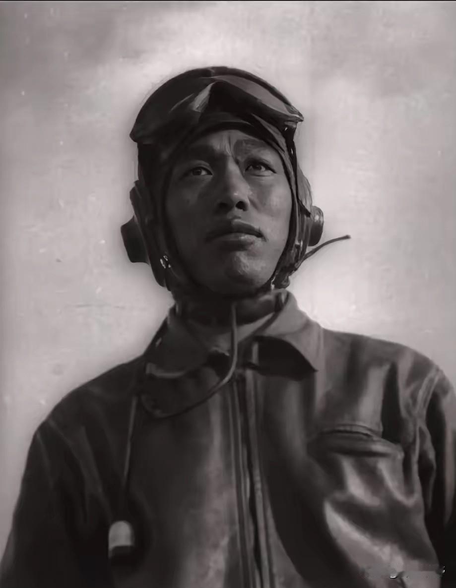 1951年，飞行员华龙毅击落2架敌机后遭14架美军围攻，跳伞后用朝鲜语求救无人应