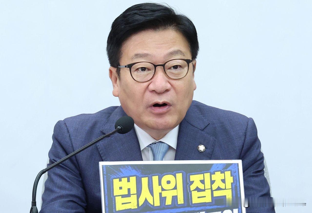 7月3日，韩国国民力量党院内代表郑点植公开炮轰执政党共同民主党。他表示，民主党强