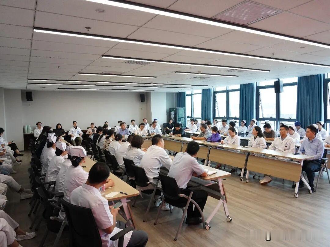 龙洪波同志任武汉协和医院金银湖院区党委书记。武汉协和医院金银湖院区召开干部大会