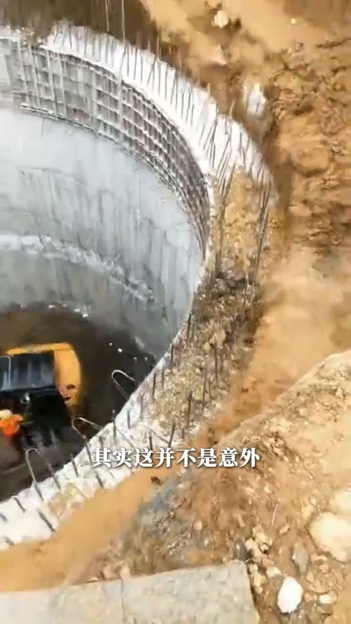 注意看，工人在施工时混凝土结构突然下沉，可上面的工人却依旧镇定从容，一点也不慌乱